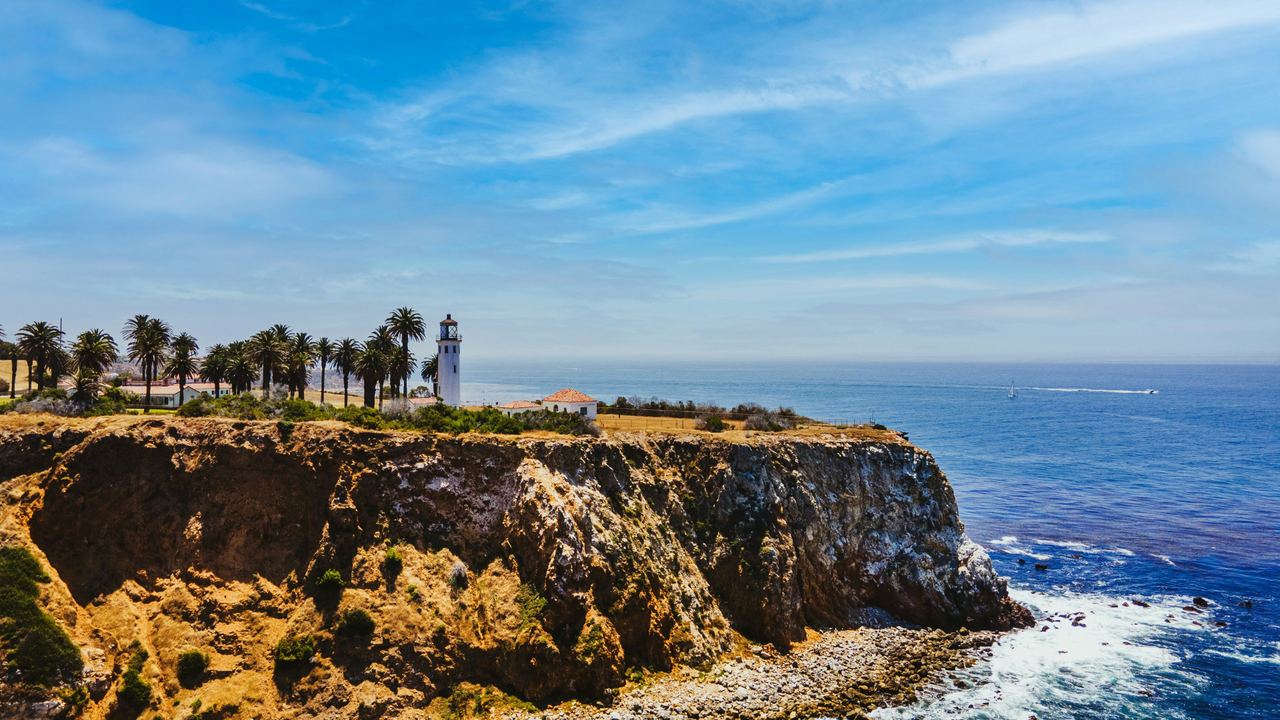 Faro de Point Vicente sobre acantilados dorados frente al Pacífico, Rancho Palos Verdes